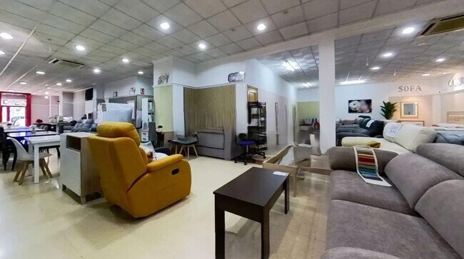 Más detalles de Carrer de Ramon Gallud, Torrevieja - Local en venta