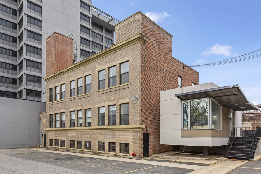 11-17 43rd Ave, Long Island City, NY en alquiler - Foto del edificio - Imagen 2 de 3