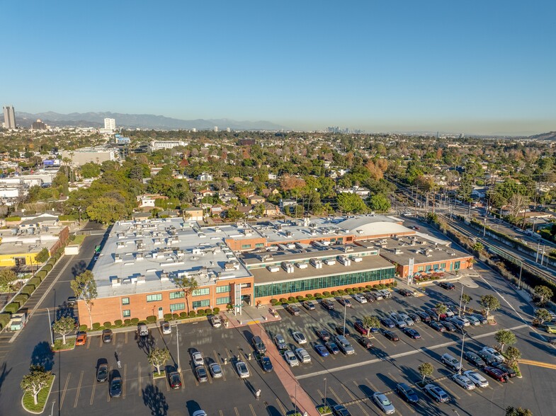 2440 S Sepulveda Blvd, Los Angeles, CA en alquiler - Foto del edificio - Imagen 3 de 9