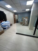 18425 Burbank Blvd, Tarzana, CA en alquiler Foto del edificio- Imagen 2 de 4