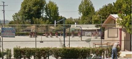 8755 Woodman Ave, Pacoima, CA en alquiler Foto del edificio- Imagen 1 de 2