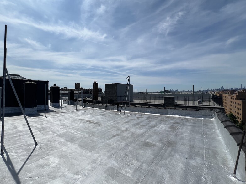 945 Bruckner Blvd, Bronx, NY en venta - Foto del edificio - Imagen 2 de 6