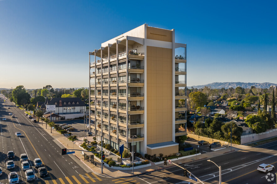 13701 Riverside Dr, Sherman Oaks, CA en alquiler - Foto del edificio - Imagen 2 de 6