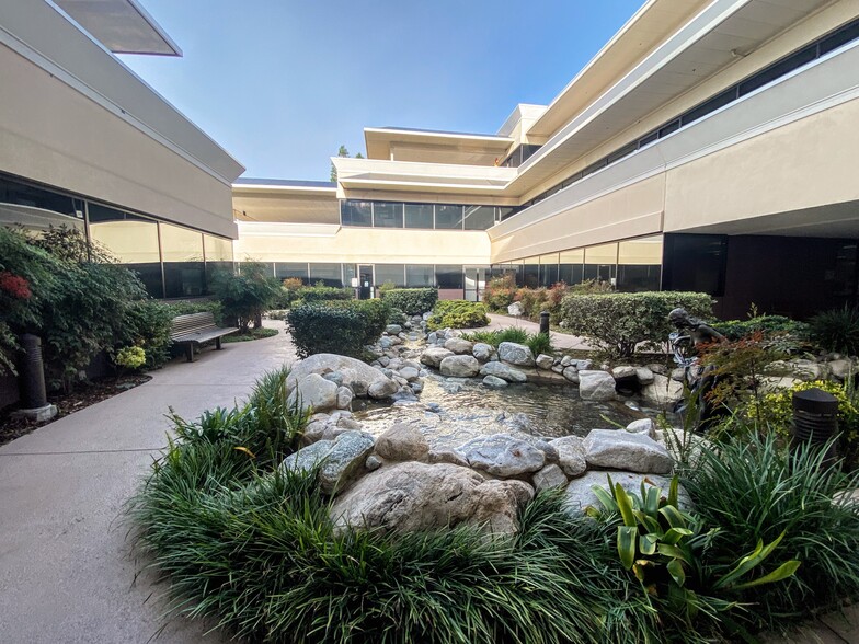 4165-4195 E Thousand Oaks Blvd, Westlake Village, CA en alquiler - Foto del edificio - Imagen 2 de 7