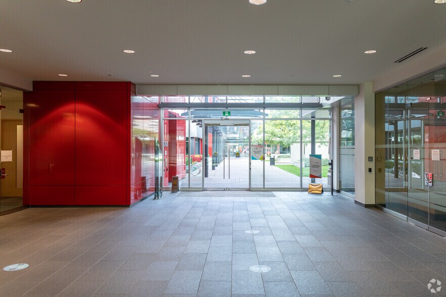 2920 Virtual Way, Vancouver, BC en alquiler - Vestíbulo - Imagen 3 de 52