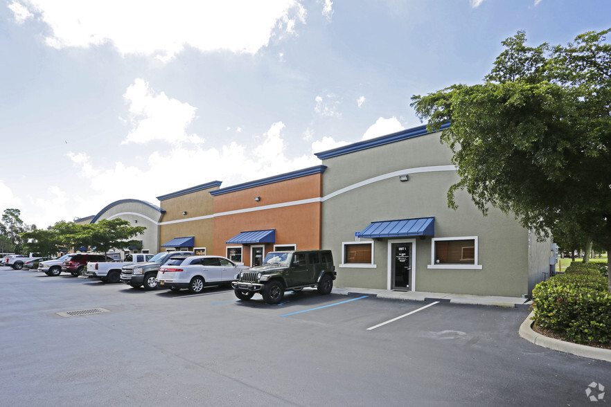 7863 Drew Cir, Fort Myers, FL en alquiler - Foto del edificio - Imagen 2 de 20