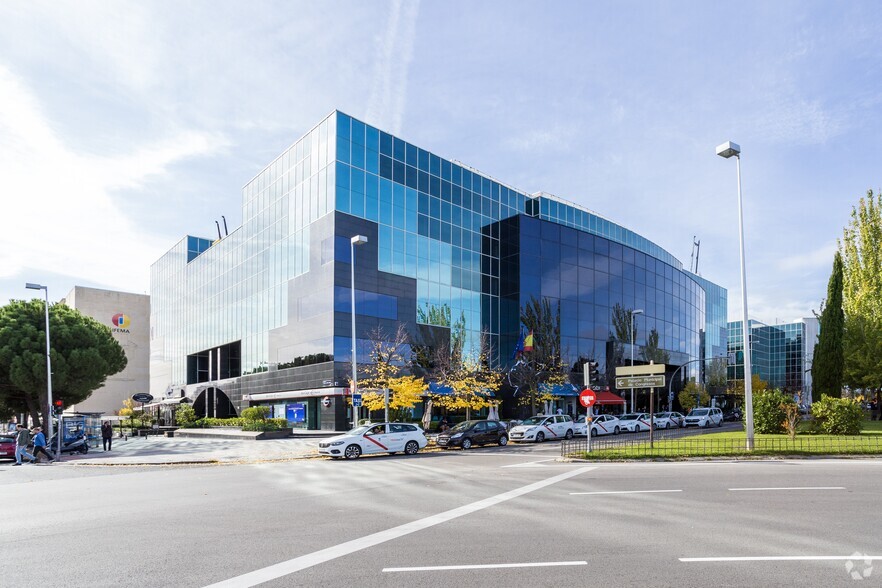 Avenida del Partenón, 8-10, Madrid, Madrid en venta - Foto del edificio - Imagen 2 de 6