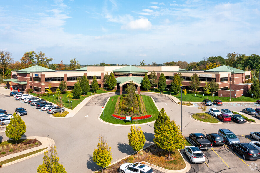 25500 Meadowbrook Rd, Novi, MI en alquiler - Foto del edificio - Imagen 2 de 8