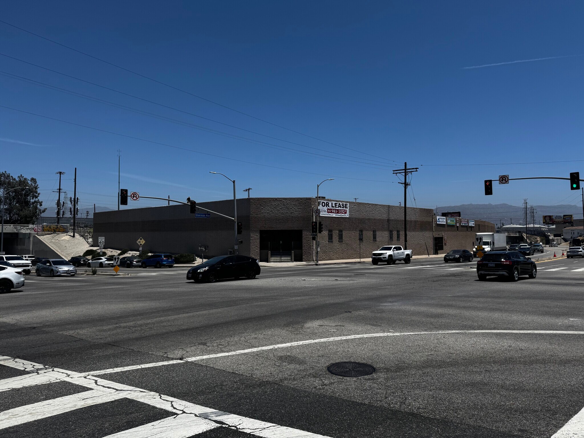 12035-12055 Sherman Way, North Hollywood, CA en alquiler Foto del edificio- Imagen 1 de 11