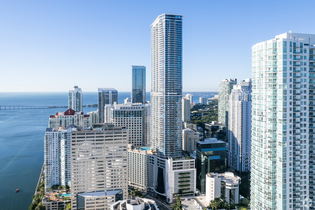 1100 Brickell Bay Dr, Miami, FL en alquiler Foto del edificio- Imagen 1 de 16