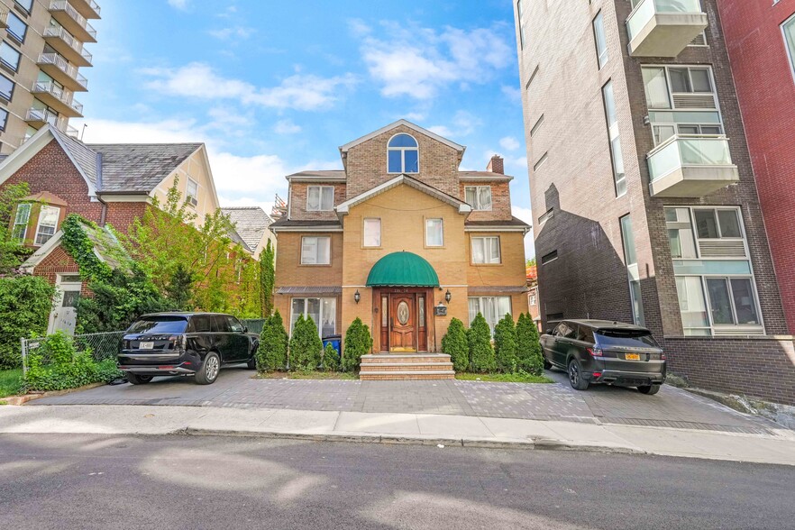 11614 Grosvenor Ln, Kew Gardens, NY en venta - Foto del edificio - Imagen 1 de 34