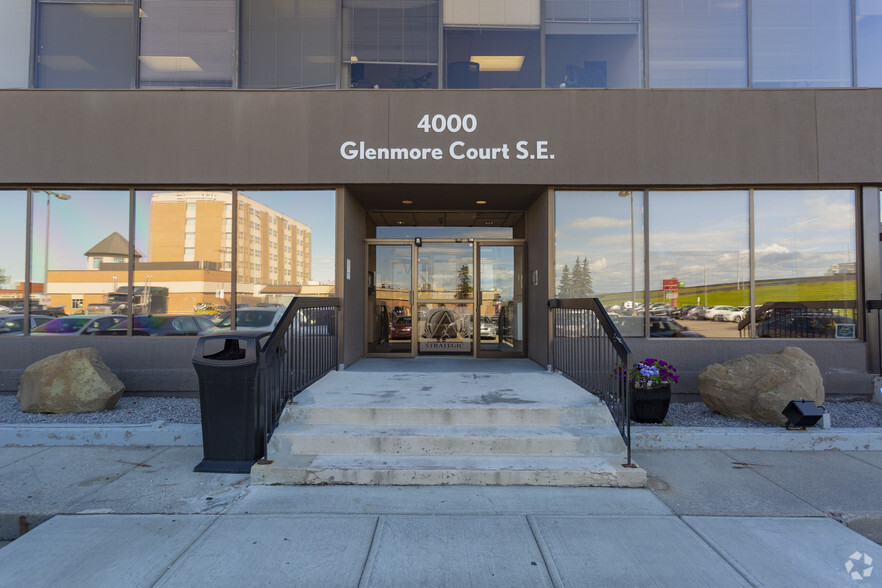 4000 Glenmore Crt SE, Calgary, AB en alquiler - Foto del edificio - Imagen 2 de 9