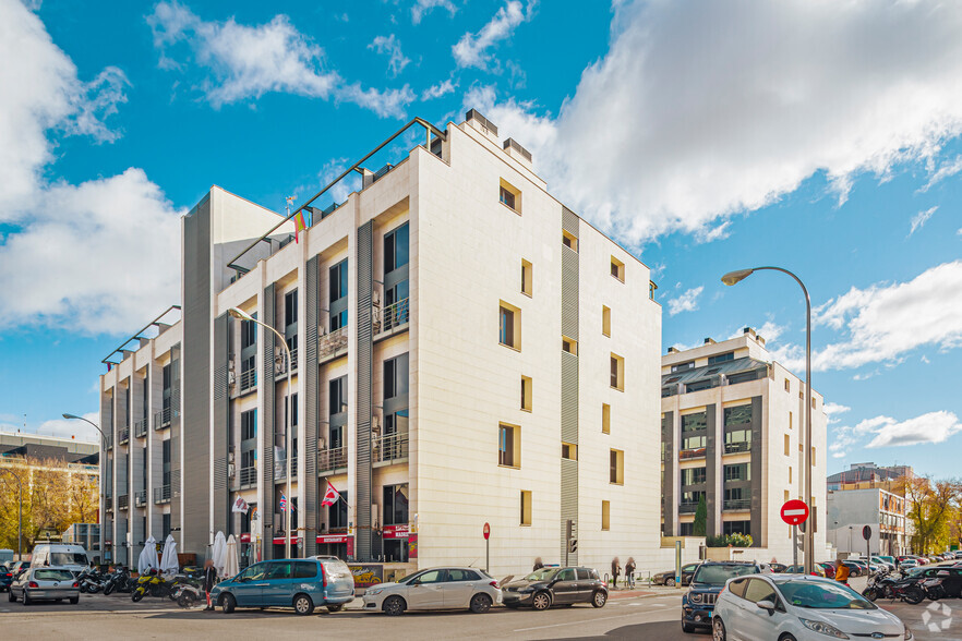 Calle Miguel Yuste, 29, Madrid, Madrid en alquiler - Foto del edificio - Imagen 2 de 5