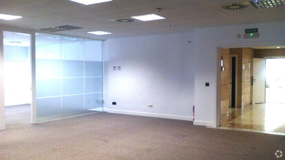 Calle de Julián Camarillo, 29, Madrid, Madrid en alquiler - Foto del edificio - Imagen 2 de 9