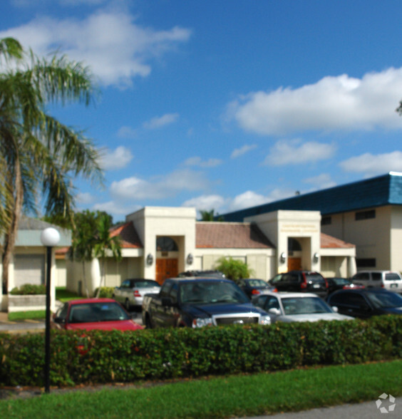 2245 N University Dr, Pembroke Pines, FL en alquiler - Foto del edificio - Imagen 2 de 18