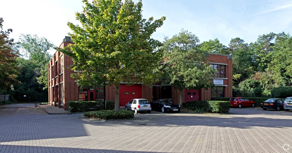 Fleming Way, Isleworth en alquiler - Foto del edificio - Imagen 1 de 7