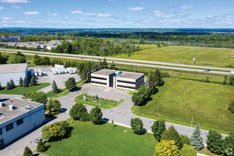 815 Taylor Creek Dr, Ottawa, ON en alquiler Foto del edificio- Imagen 2 de 4