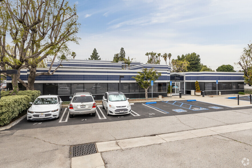 16461 Sherman Way, Van Nuys, CA en alquiler - Foto del edificio - Imagen 2 de 4