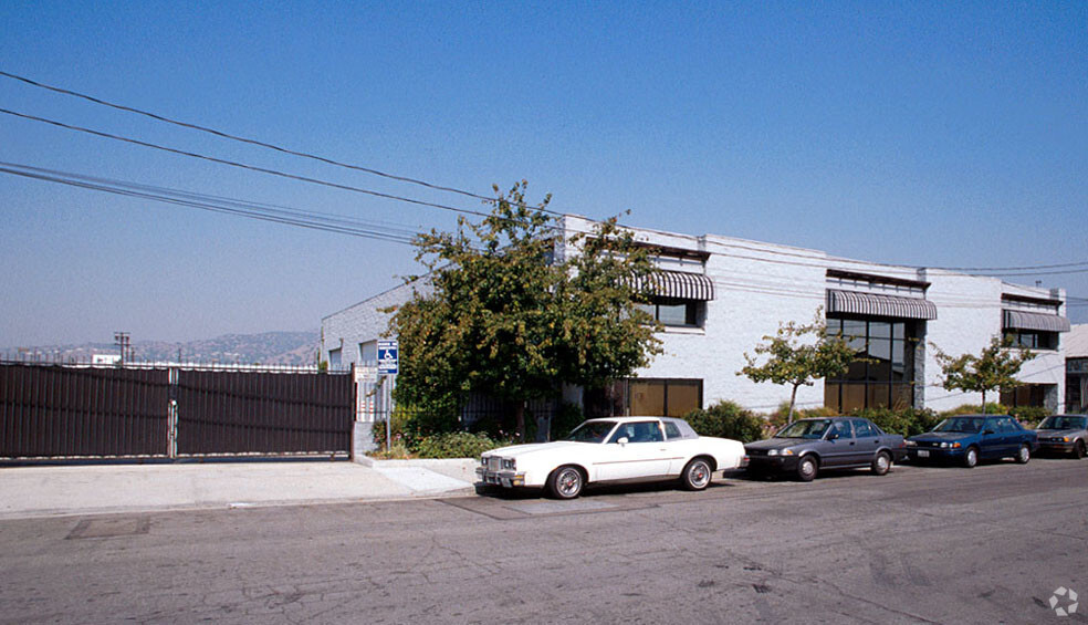 3333 Burton Ave, Burbank, CA en alquiler - Foto del edificio - Imagen 3 de 7