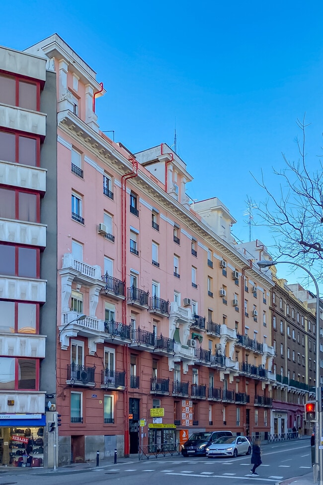 Más detalles de Calle de Cartagena, 110, Madrid - Edificio residencial​ en venta