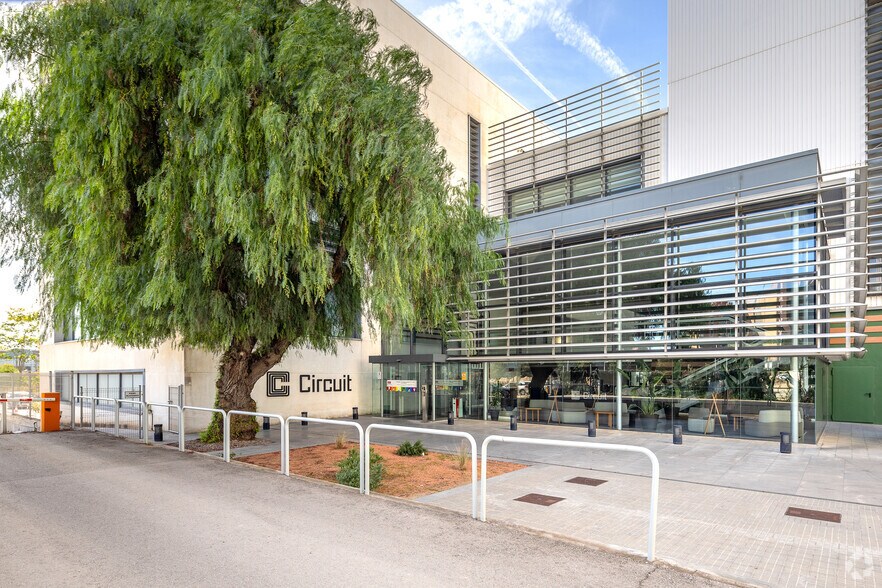 Carrer de Lluís Muntadas, 5, Cornellà de Llobregat, Barcelona en alquiler - Foto del edificio - Imagen 3 de 3