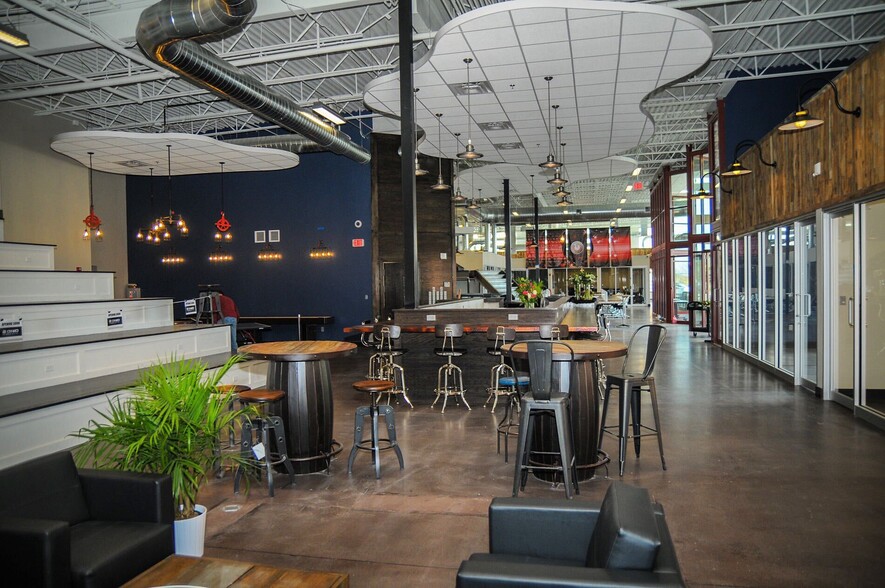 12022 Blue Valley Pky, Overland Park, KS en alquiler - Foto del interior - Imagen 2 de 24