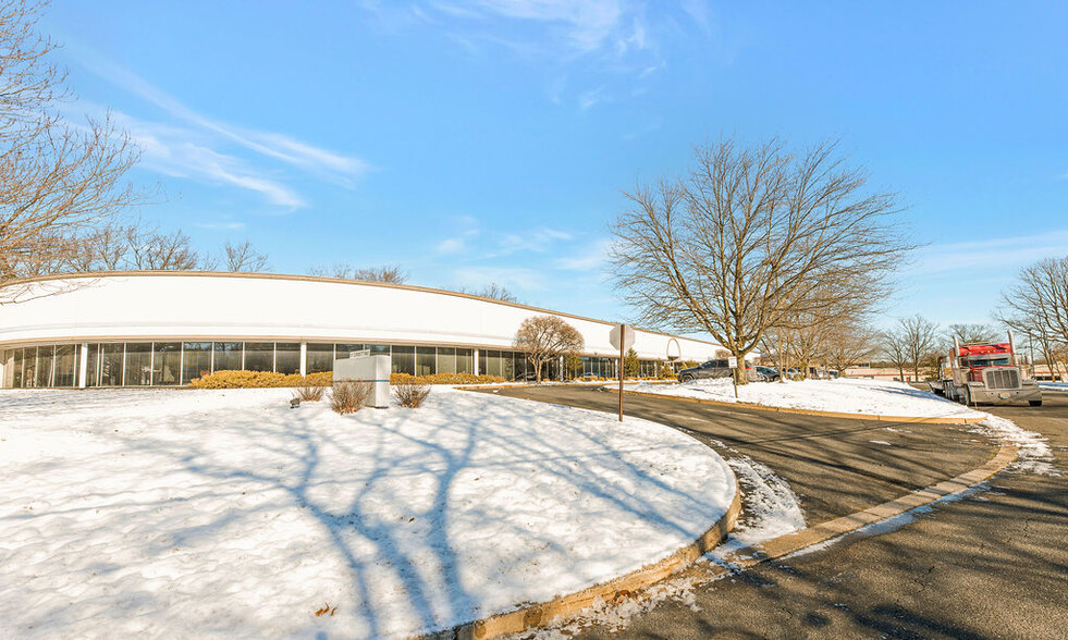 81 Corbett Way, Eatontown, NJ en alquiler - Foto del edificio - Imagen 2 de 41