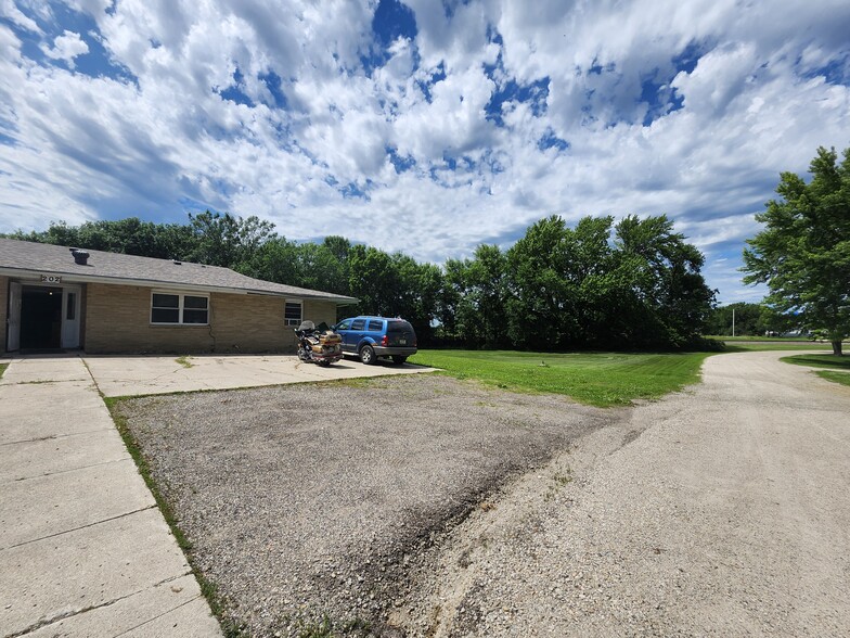 204 3rd St SW, Rake, IA en venta - Foto del edificio - Imagen 2 de 81