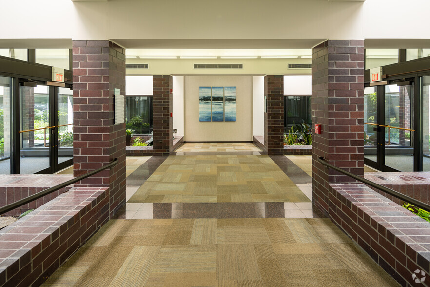 450-500 E Diehl Rd, Naperville, IL en alquiler - Lobby - Imagen 3 de 24