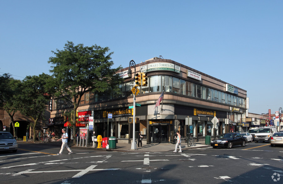 7050 Austin St, Forest Hills, NY en alquiler - Foto del edificio - Imagen 3 de 4