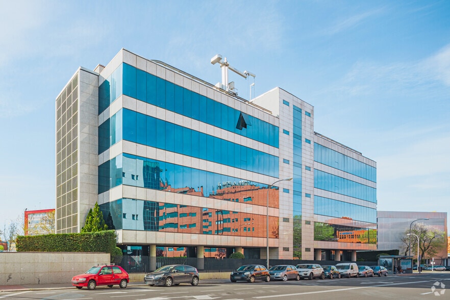 Calle de Julián Camarillo, 42, Madrid, Madrid en alquiler - Foto del edificio - Imagen 2 de 4