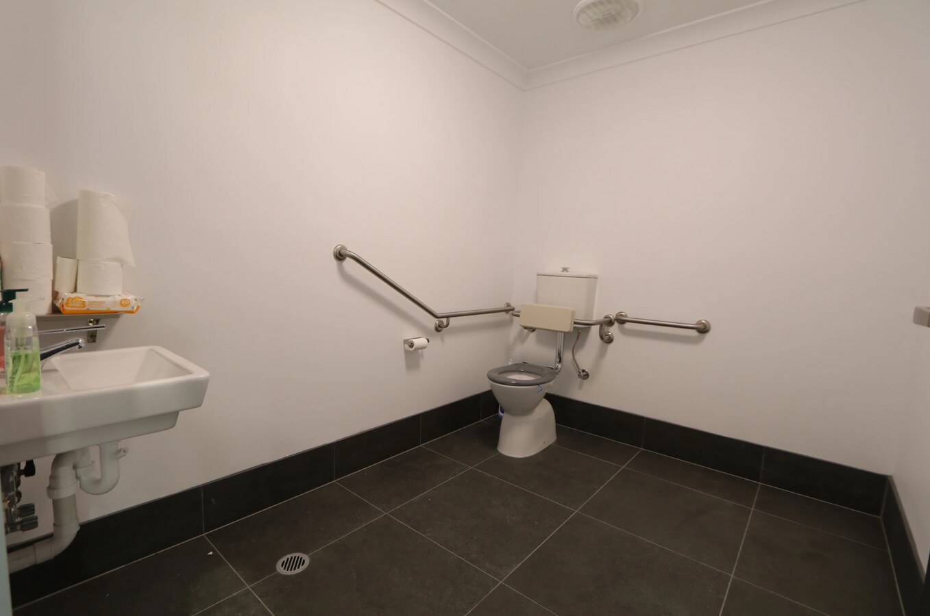 1 Dulmison Ave, Wyong, NSW 2259 - Unidad 6 - - Foto del interior - Image 2 of 2