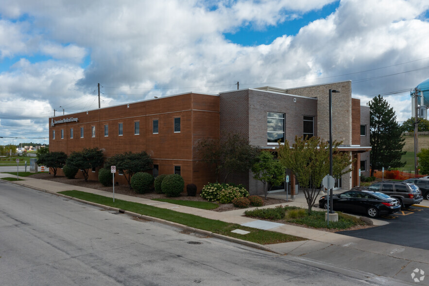 3040 N 117th St, Wauwatosa, WI en alquiler - Foto del edificio - Imagen 2 de 9