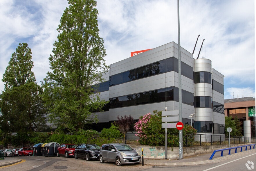 Calle Navaluenga, 1, Las Rozas de Madrid, Madrid en venta - Foto del edificio - Imagen 2 de 8