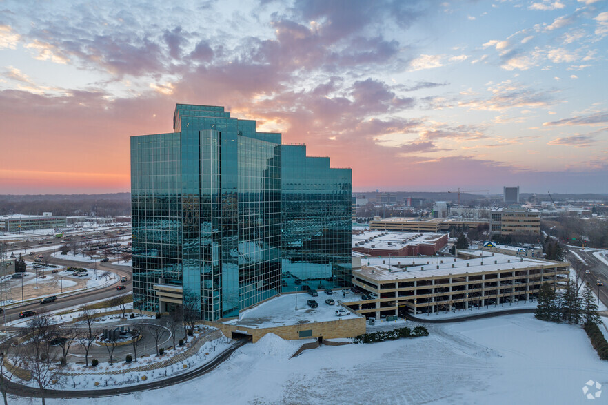 7760 France Ave S, Bloomington, MN en alquiler - Foto del edificio - Imagen 2 de 20