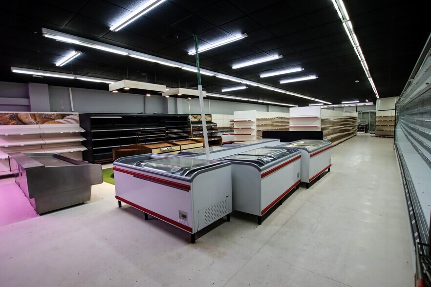 Local en Puebla de la Calzada en venta - Foto del interior - Imagen 2 de 60