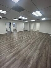 18425 Burbank Blvd, Tarzana, CA en alquiler Foto del interior- Imagen 2 de 3