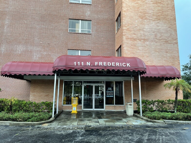 111 N Frederick Ave, Daytona Beach, FL en alquiler - Foto del edificio - Imagen 3 de 10