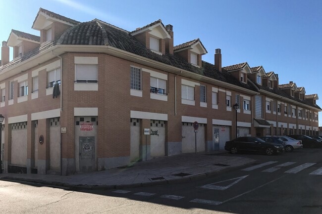 Más detalles de Calle de Cataluña, 12, Serranillos del Valle - Edificio residencial​ en venta