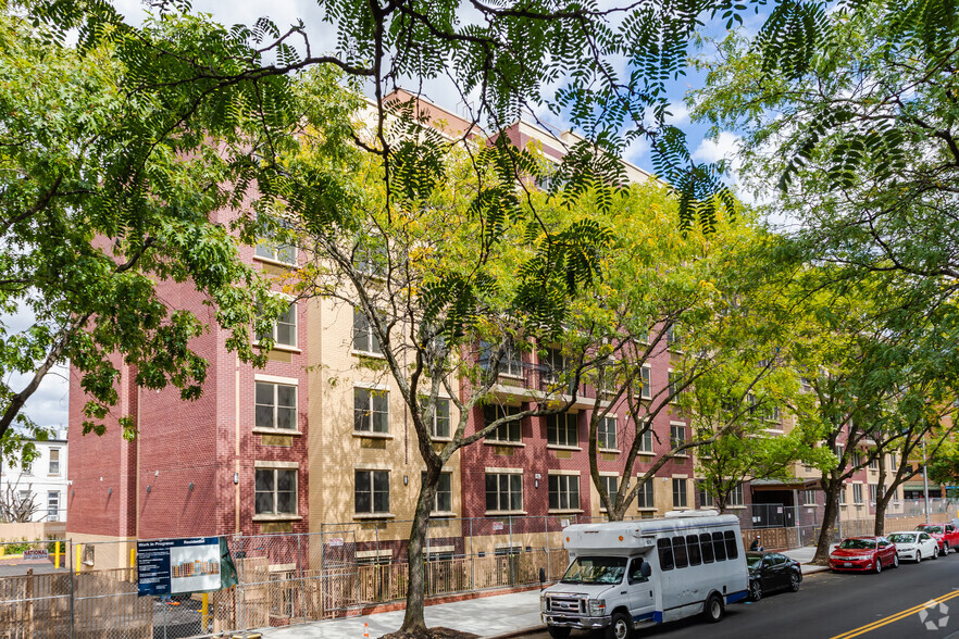 645 Gates Ave, Brooklyn, NY en alquiler - Foto del edificio - Imagen 2 de 14