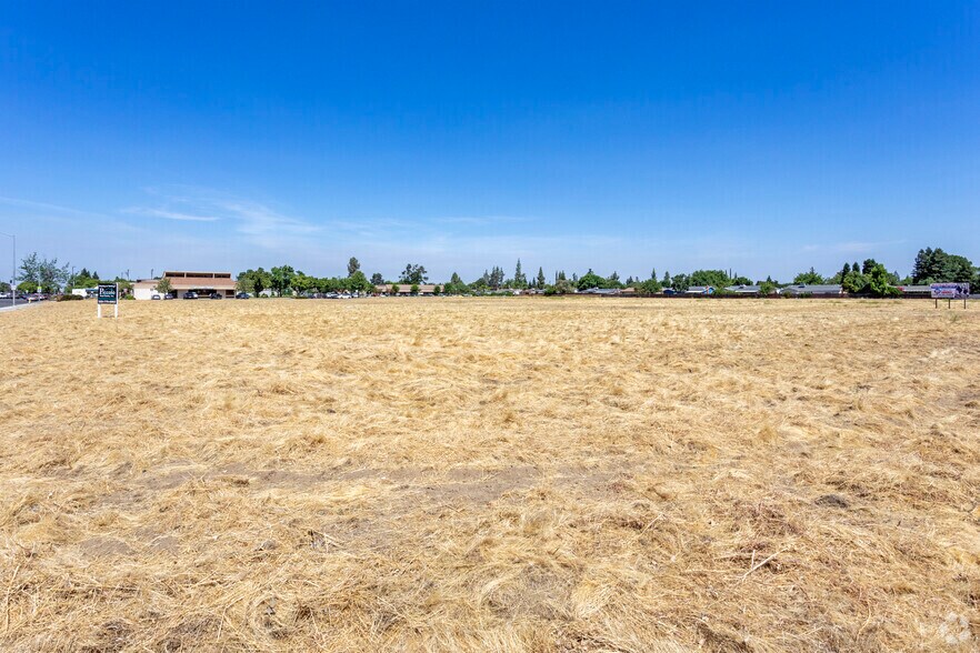 1859 Shaw Ave, Clovis, CA en venta - Foto del edificio - Imagen 3 de 11
