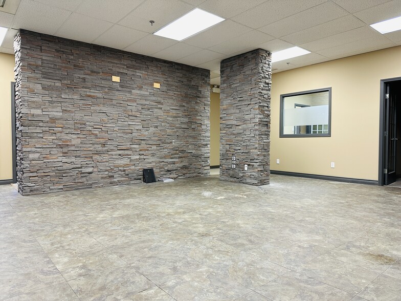 10006 101 Av, Grande Prairie, AB en alquiler - Lobby - Imagen 2 de 9