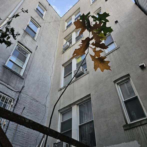 2069 E 12th St, Brooklyn, NY en venta - Foto del edificio - Imagen 2 de 17