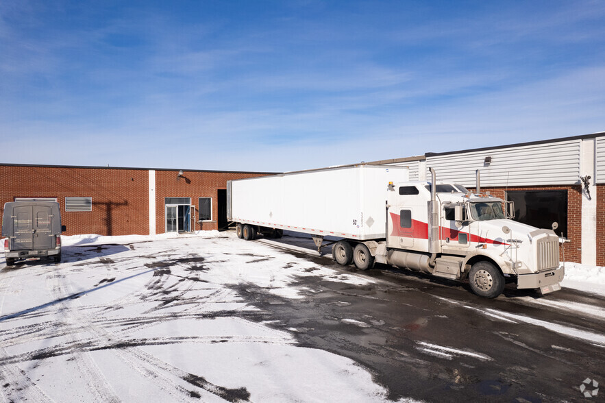 605 Boul Iberville, Repentigny, QC en alquiler - Foto del edificio - Imagen 3 de 4