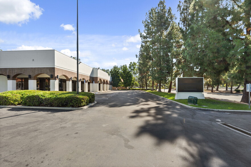 21725 Erwin St, Woodland Hills, CA en venta - Foto del edificio - Imagen 3 de 19