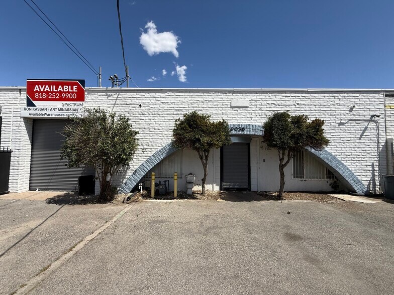 9036 Owensmouth Ave, Canoga Park, CA en alquiler - Foto del edificio - Imagen 2 de 19