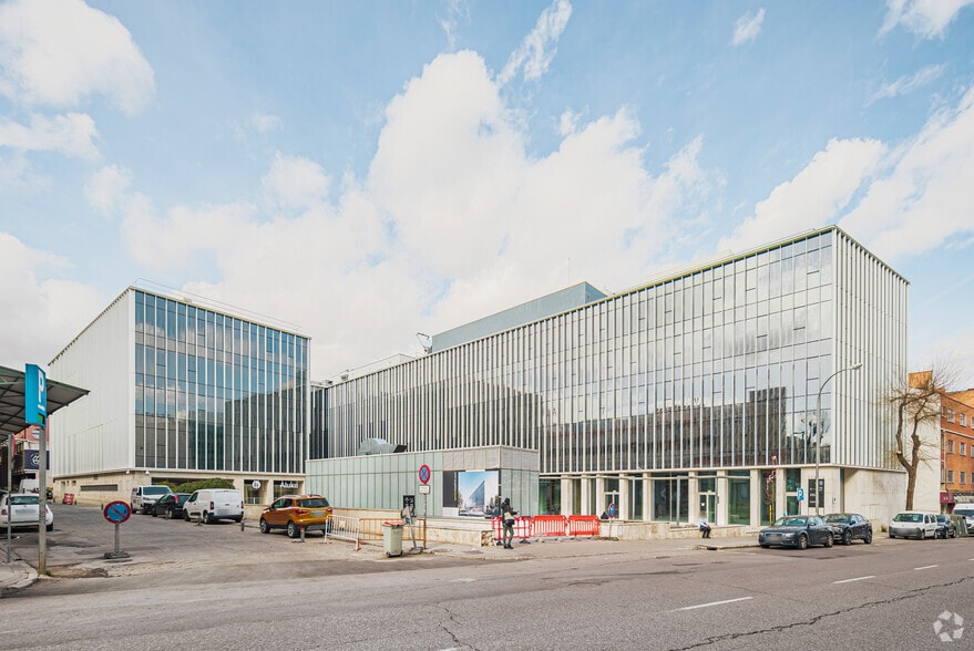 Calle de Julián Camarillo, 21, Madrid, Madrid en alquiler - Foto del edificio - Imagen 1 de 2