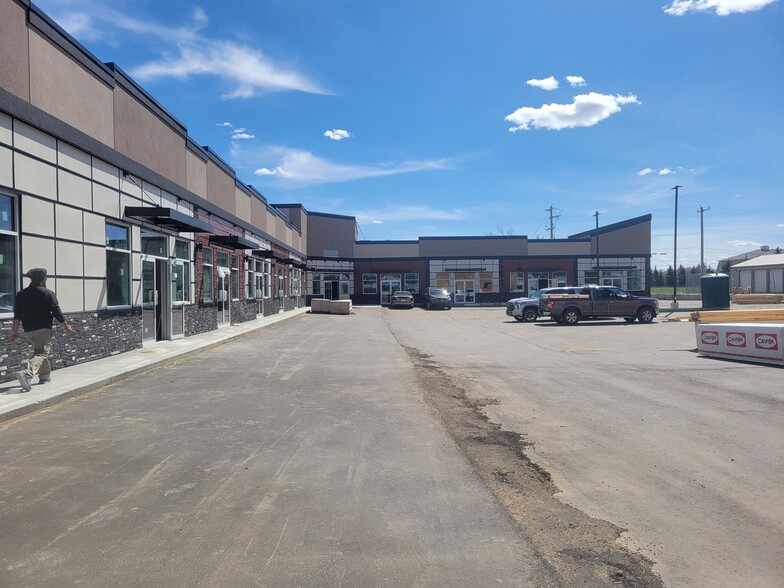 6217 48A Av, Camrose, AB en alquiler - Foto del edificio - Imagen 2 de 5