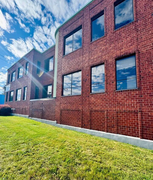 1085 Ch Du Côteau-Rouge, Longueuil, QC en alquiler - Foto del edificio - Imagen 2 de 11