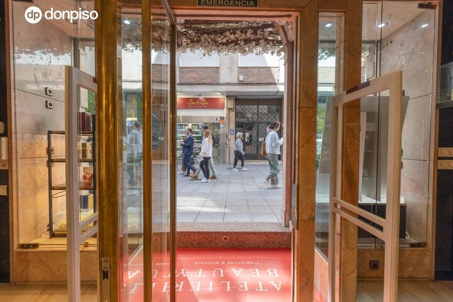 Local en Granada en venta - Foto del edificio - Imagen 2 de 17